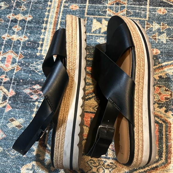 TIME and TRU Womens Platform Sandals Size 10 Black gently used. - Picture 3 of 4